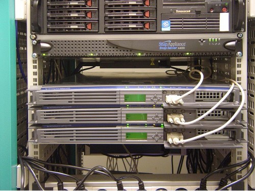 hosting server ที่เป็นที่รวมของ เว็บต่างๆ อยู่ที่บริษัทเช่น CAT, CS Lox