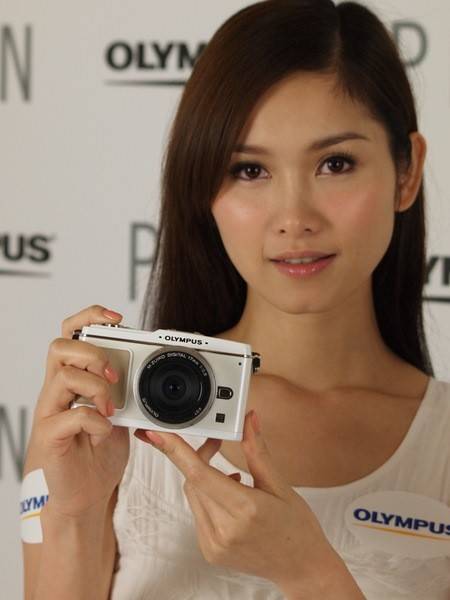 olympus_ep1_5 สาวจีนกับ E-P1 ภาพนี้ถ่ายด้วย E-P1 ด้วยนะ