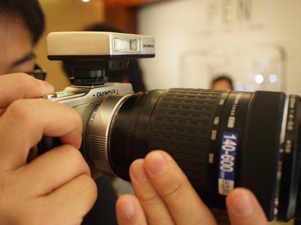 olympus_ep1_test2 olympus E-P1 แบบพร้อมรบด้วย flash และ tele zoom lens