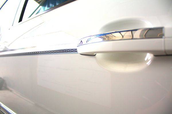 focus-tdci-2009-07 สติ๊กเกอร์ TDCi ต่อกับแนวมือจับประตู ทำให้ไม่ขนานกับคิ้วกันกระแทกโครเมียมด้านล่าง