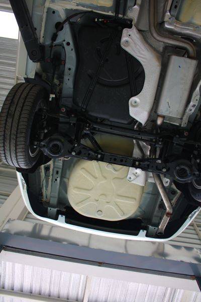 focus-tdci-2009-22 ท้องรถด้านหลัง หม้อพักท่อไอเสียนั้นอยู่ด้านในก่อนถึงล้อหลัง และท่อไอเสียงุ้มลงล่างประสารถดีเซล