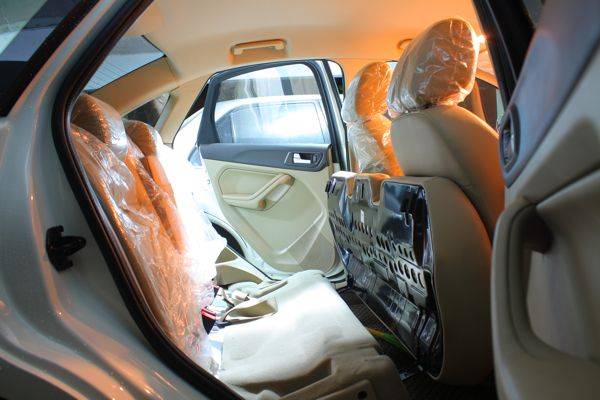 ford-focus-tdci-seat6 เบาะหลังของ Ford Focus เมื่อยกเบาะหลังหมุนไปทางด้านหน้าจะพบว่าสามารถใส่ของที่มีความสูงอย่าง จักรยานได้