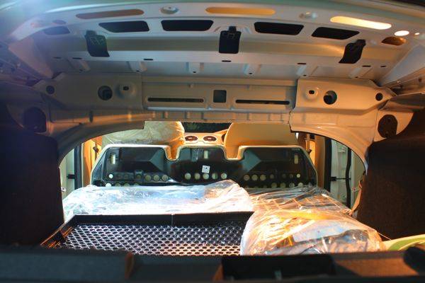 ford-focus-tdci-trunk ซูมเข้ามาใกล้กับที่เก็บของด้านหลังเมื่อพับเบาะนั้นกว้างขนาดเลี้ยง สุนัขได้ มีจุดติที่ที่ด้านหลังของเบาะไม่มีอะไรหุ้ม เป็นเหล็กพ่นสีเฉยๆ