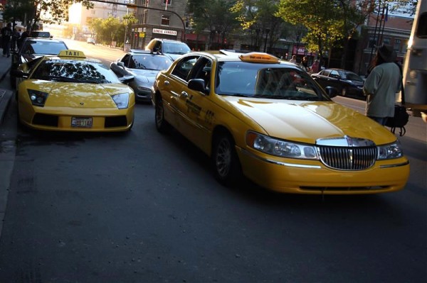 Lamborghini Taxi ทางซ้าย Lincorn Taxi ทางขวา