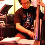 ภาพน้องโอ๊ตที่ร้าน saxophone ผมถ่ายรูปนี้ก่อนน้องโอ๊ตจะเสียชีวิตเพียงไม่กี่วัน รูปนี้ได้ลงปกหลังหนังสืองานศพด้วยครับ