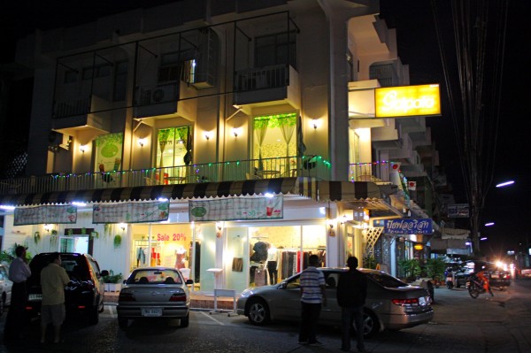 sss-gusta-01 ร้านอยู่ชั้นสองของตึกนี้ จะมีใครรู้มั้ยเนี่ย ยังไงจุดสังเกตคือป้ายสีน้ำตาล Gotpata ซึ่งเป็นป้ายของร้านข้างล่าง