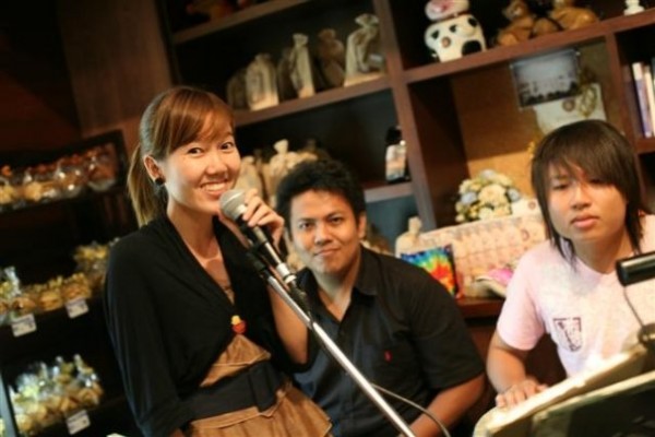 wawee-06 บางครั้งฝนตกเราก็เล่นกันในร้านเลย รบกวนคนอ่านหนังสือบ้างต้องขออภัย :)