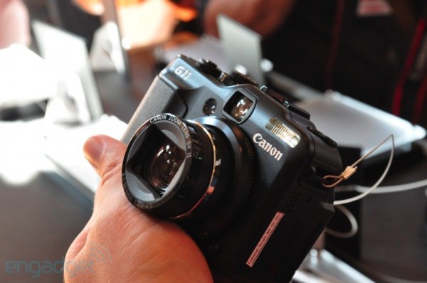 canon-g11-hands G11 เป็นกล้องคอมแพ็ครุ่นท็อป ขนาดกำลังดี