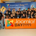 ภาพคุณเม่นไปร่วมงาน Joomla Day (คนตัวใหญ่นั่งหลังป้ายด้านซ้าย)