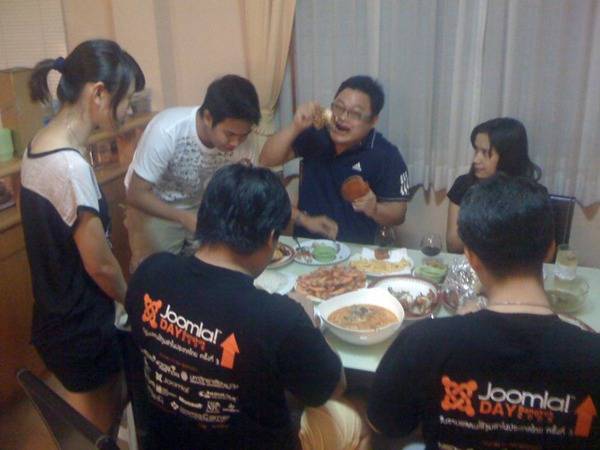 1000-followers @macroart @ripmilla เพิ่งมาเหมือนกัน เลยกินข้าวกันขมักเขม้น โต้ะนี้เฉพาะผู้ที่ followers เกิน1000 !