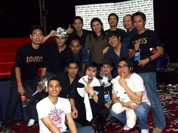 TRUE-Music ทีมงาน Production และนักดนตรี ซ้ายสุดพี่สายชล(innocent) เป็นผู้ดูแลศิลปิน ผมยืนข้างพี่ไก่สุธีที่ดูแลคอนเสิร์ต ส่วนพี่บอยด์อยู่ด้านขวา