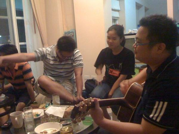 guitar-imenn กินเสร็จ @imenn เปิดกีต้าร์วงเหล้าทันที