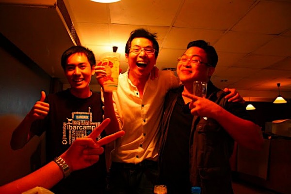 pawoot @boatnoy @pawoot คนกลาง และ @imenn ที่งาน FukDuk night out
