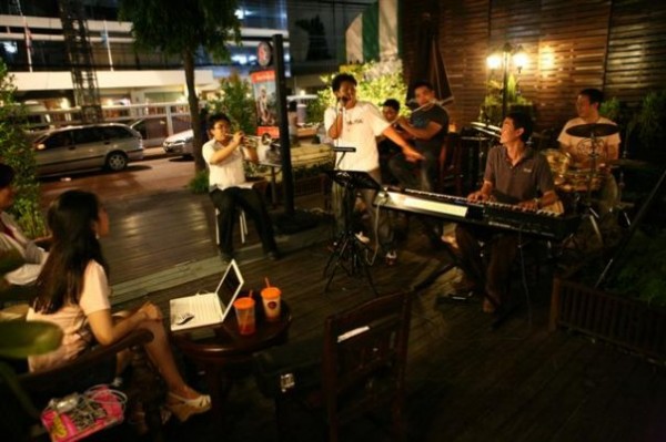 wawee-ihear-02 วง iHear ที่ร้านกาแฟ Wawee ช่วงหน้าฝน พร้อมนักดนตรีหลากหลายเป็นความลุ้นที่น่าประทับใจ