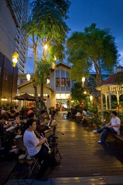 wawee-ihear-06 แม้พี่เจ้าของร้านจะซื้อโต๊ะมาเสริมแล้วก็ยังเต็มทุกโต๊ะ