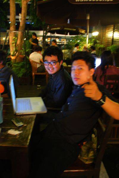 wawee-ihear-12 ไม่รู้จะเรียกชื่อกลุ่มนี้ว่าอะไรแต่เป็นผู้ชม+นักร้องที่น่ารักมากครับ สำหรับคุณ Matthew Pop ตากล้องคือคนใส่แว่น
