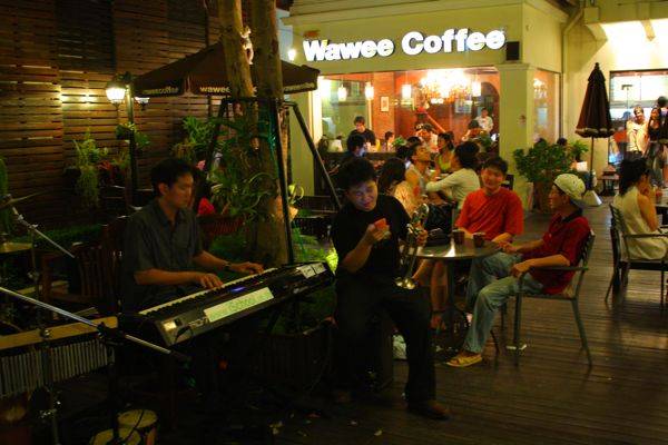 wawee-ihear-21 พี่จิรัฎเจ้าของร้านวาวีนั้นใจดีมากครับ เป็นเหตให้พวกเราเล่นกันยาวนานมาจนถึงทุกวันนี้