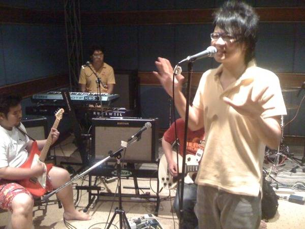 cutto-deeboyd คัทโตะ : ห้องซ้อมนี้มีความพิเสษตรงนักดนตรีและนักร้องหันไปด้านเดียวกันแบบบนเวทีจริง