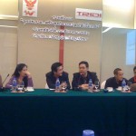 @markpeak กำลังแนะนำตัวเอง ใต้ป้ายชื่องาน