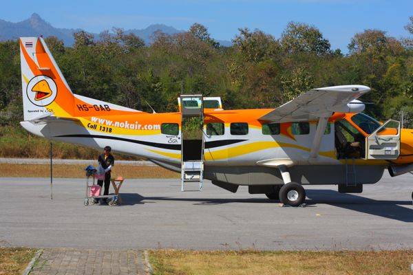 SGA-Mokmini-2 Cessna รุ่น 208B Grand Caravan ของ SGA Nokmini เจ้าหน้าที่กำลังเตรียมขนมอยู่