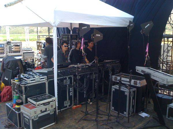 deeboyd4 Sub Mixer ขนาดใหญ่ข้างเวที ด้านหลังเป็นแอมป์ขับลำโพง Line Array และ Sub-Woofer