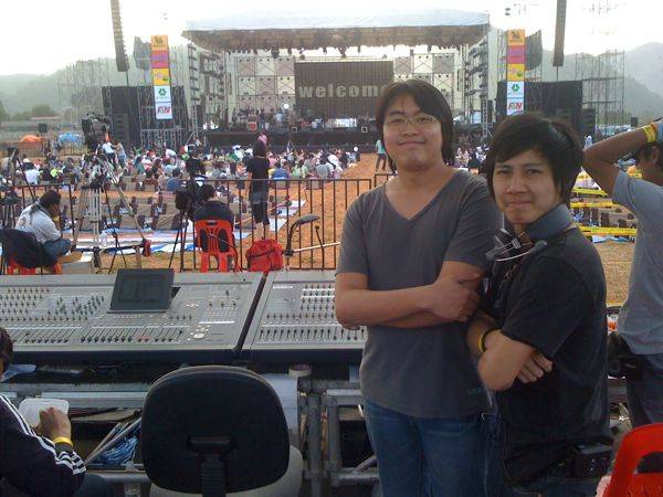 deeboyd7 Sound Engineer ทำงานอยู่ในคอก Control Board ห่างเวทีระยะหนึ่ง