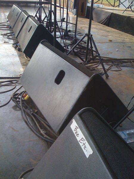 nexo-monitor Monitor ก็ยังใช้ Nexo แพงระยับเช่นกัน เสียงชัดจับใจไม่หนวกหู จากภาพเป็นลำโพงมอนิเตอร์ที่ปรับเสียงมาโดยเฉพาะสำหรับพี่ บี มือซินท์ของอีทีซี ดังนั้นจึงมีการมาร์คไว้ป้องกันคนขยับเปลี่ยนตำแหน่งเวลาโชว์จริง