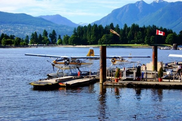 small-plane ในต่างประเทศนิยมใช้เครื่องบินเล็กกันมาก ตอนผมไป Vancouver เครื่องบินเล็กบินกันว่อนเลยครับ