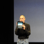 Steve Jobs กับ iPad ขนาดกำลังน่ารักทีเดียว