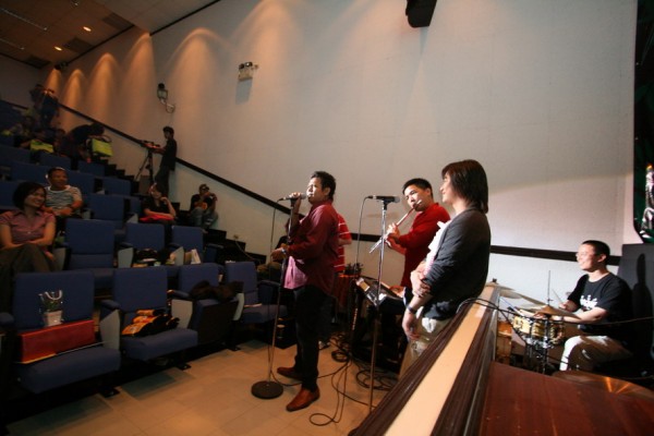 วงไอเฮียร์ คนหนีจากด้านหน้า สงสัยกลัว วงไอเฮียร์ คนหนีจากด้านหน้า สงสัยกลัว