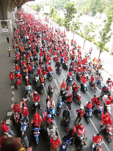แยกลาดพร้าวสีแดง ภาพโดยคุณ mk แยกลาดพร้าวสีแดง ภาพโดยคุณ mk