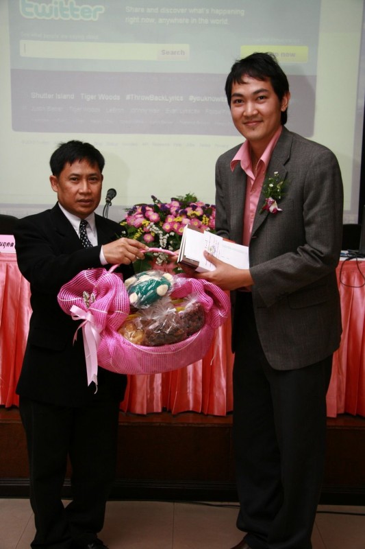 รับของที่ระลึกจากผู้บริหาร รับของที่ระลึกจากผู้บริหาร