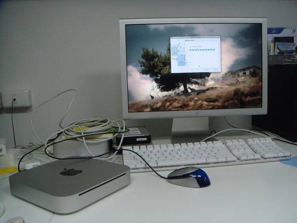 กำลัง install mac-mini ใหม่ ส่วนเครื่องเก่ากลายเป็นที่วางสายไฟซะแล้ว :P กำลัง install mac-mini ใหม่ ส่วนเครื่องเก่ากลายเป็นที่วางสายไฟซะแล้ว :P