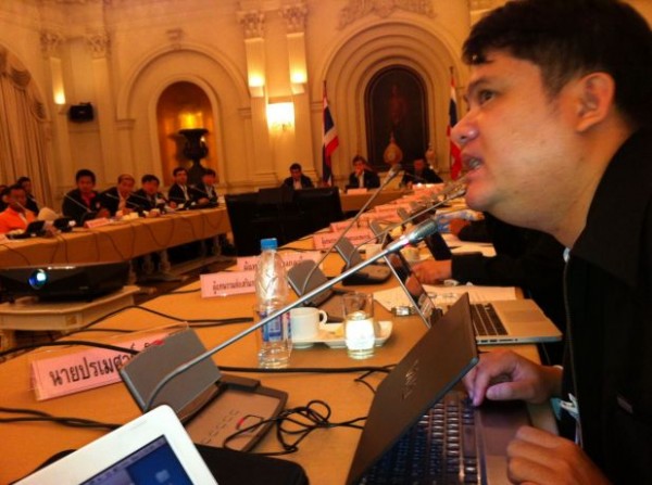 @iwhale กำลัง present Thaiflood.com @iwhale กำลัง present Thaiflood.com