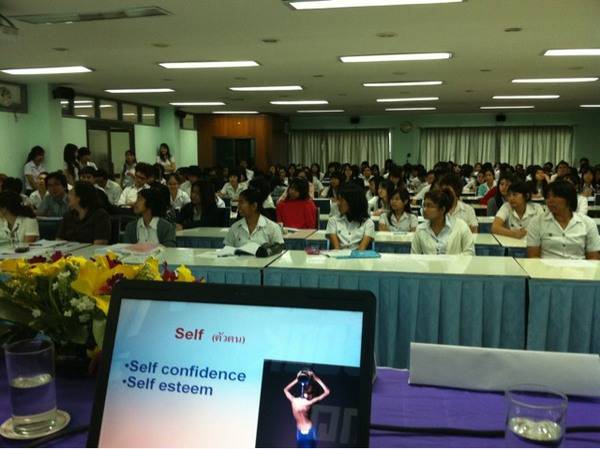 บรรยากาศการเสวนา มีนิสิตที่เรียนจิตวิทยาเข้าฟังเยอะมาก