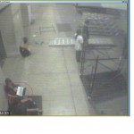 Macbook เป็น โน้ตบุคที่ identify ง่ายใน CCTV เพราะแวววาวและมีจุดสว่างตรา Apple ด้านหลัง