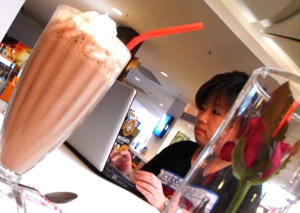@muenue ขณะทำงานที่ร้านกาแฟ @muenue ขณะทำงานที่ร้านกาแฟ