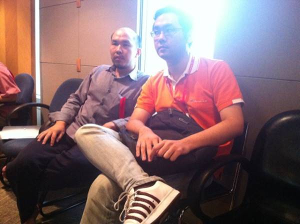 @warong คุยกับ @markpeak เรื่อง model ThaiPublica อย่างออกรส @warong คุยกับ @markpeak เรื่อง model ThaiPublica อย่างออกรส