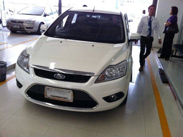 เอา Ford เข้าศูนย์รัตนาธิเบตร พนักงานหญิงที่มารับดูมือใหม่มาก แต่มีช่างมาประกบเป็นระยะๆ เอา Ford เข้าศูนย์รัตนาธิเบตร พนักงานหญิงที่มารับดูมือใหม่มาก แต่มีช่างมาประกบเป็นระยะๆ