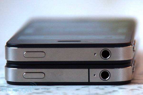 iPhone 4S ตัวด้านบน จะไม่มีเส้นกรอบ และหูฟังเยื้องไปเล็กน้อยครับ iPhone 4S ตัวด้านบน จะไม่มีเส้นกรอบ และหูฟังเยื้องไปเล็กน้อยครับ
