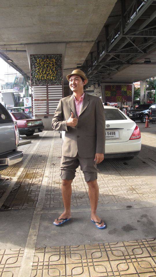 วันที่ไปอัด ทั้งผมและน้องนัทไปเล่นงานแต่งงานกลางวันมาก่อน การแต่งตัวเลยเป็นดังภาพ... วันที่ไปอัด ทั้งผมและน้องนัทไปเล่นงานแต่งงานกลางวันมาก่อน การแต่งตัวเลยเป็นดังภาพ...
