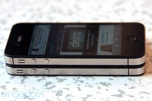 เอามาซ้อนกัน อันบนคือ iPhone 4S จะเห็นเส้นรอยต่อของกรอบเสาอากาศด้านบนและปุ่มโหมดเงียบเลื่อนต่ำลง เอามาซ้อนกัน อันบนคือ iPhone 4S จะเห็นเส้นรอยต่อของกรอบเสาอากาศด้านบนและปุ่มโหมดเงียบเลื่อนต่ำลง