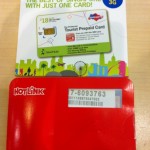 internet prepaid ซิมสำหรับนักท่องเที่ยวระยะสั้น ด้านบนสีเขียวสำหรับ iPhone4 ใช้ในสิงคโปร์ ด้านล่างสีแดงใช้ในมาเลเซีย