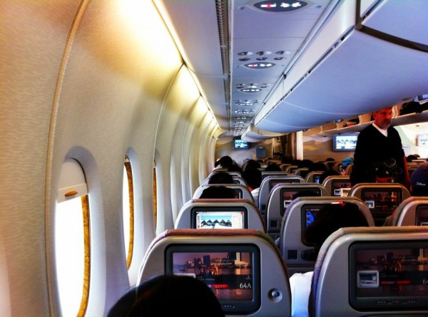 a380 หน้าต่างใหญ่และสูงกว่าเครื่องบินที่ผมเคยนั่งมาทั้งหมด มีลายไม้ปลอมๆดูหรู และมีช่องว่างระหว่างที่นั่งกับหน้าต่าง a380 หน้าต่างใหญ่และสูงกว่าเครื่องบินที่ผมเคยนั่งมาทั้งหมด มีลายไม้ปลอมๆดูหรู และมีช่องว่างระหว่างที่นั่งกับหน้าต่าง