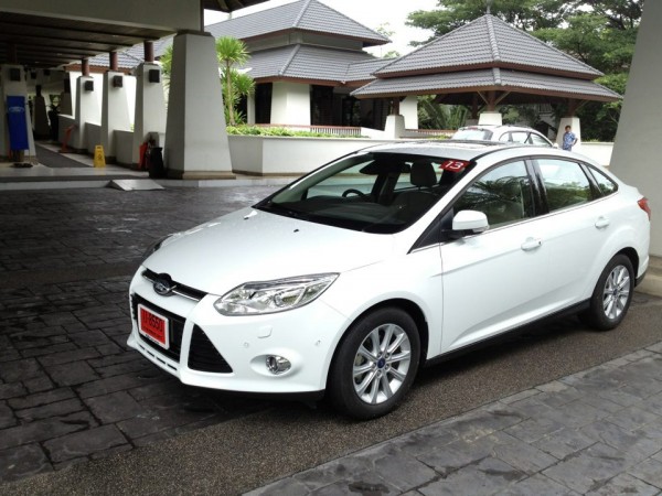 focus 2.0 GDI จอดเด่นอยู่หน้าโรงแรม รุ่น 4 ประตูล้อจะไม่สวยเท่า 5 ประตู focus 2.0 GDI จอดเด่นอยู่หน้าโรงแรม รุ่น 4 ประตูล้อจะไม่สวยเท่า 5 ประตู