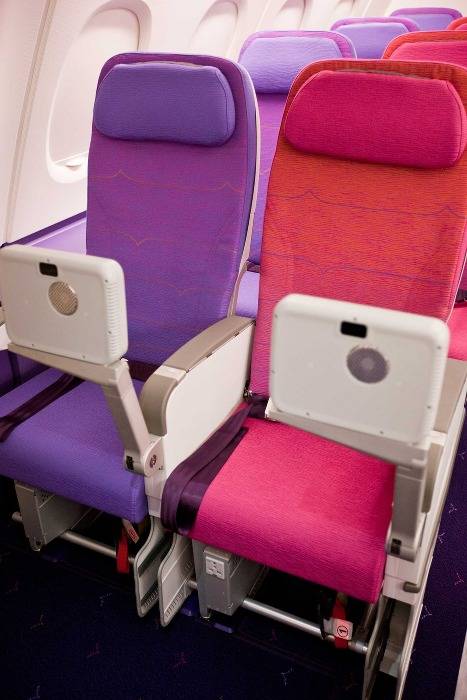 ที่นั่ง economy-class มีความกว้าง 18 นิ้ว และระยะห่างระหว่างเก้าอี้ 32 นิ้ว มีปลั๊กไฟทุกที่นั่ง ที่นั่ง economy-class มีความกว้าง 18 นิ้ว และระยะห่างระหว่างเก้าอี้ 32 นิ้ว มีปลั๊กไฟทุกที่นั่ง
