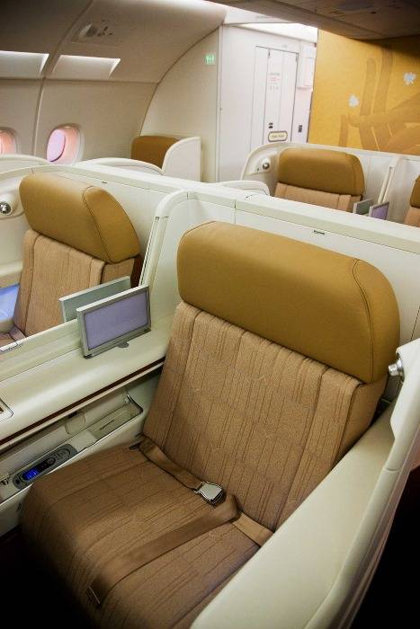 A380 ที่นั่งกว้าง 26.5 นิ้ว มีระยะห่าง 83 นิ้ว และมี TV 23 นิ้วด้านหน้า A380 ที่นั่งกว้าง 26.5 นิ้ว มีระยะห่าง 83 นิ้ว และมี TV 23 นิ้วด้านหน้า