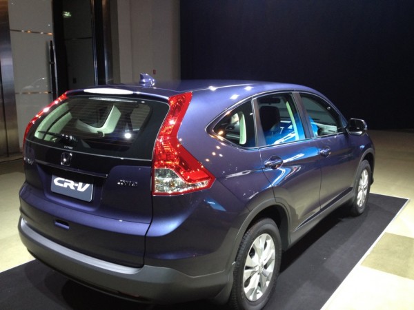 CRV ด้านหลัง ให้ความรู้สึกเป็นรถแวนมากขึ้น แต่ดูคล้ายวอลโวอยู่ CRV ด้านหลัง ให้ความรู้สึกเป็นรถแวนมากขึ้น แต่ดูคล้ายวอลโวอยู่