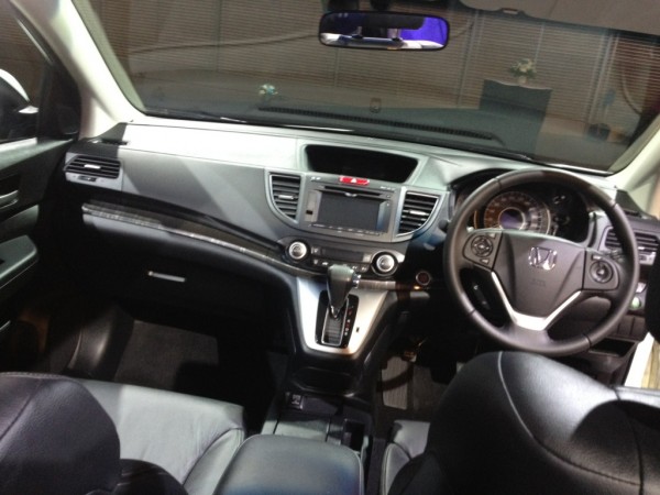 Honda CRV บริเวณ console ดูได้สไตล์ฮอนด้าเช่นเดิม มาตรวัดใหญ่มาก Honda CRV บริเวณ console ดูได้สไตล์ฮอนด้าเช่นเดิม มาตรวัดใหญ่มาก