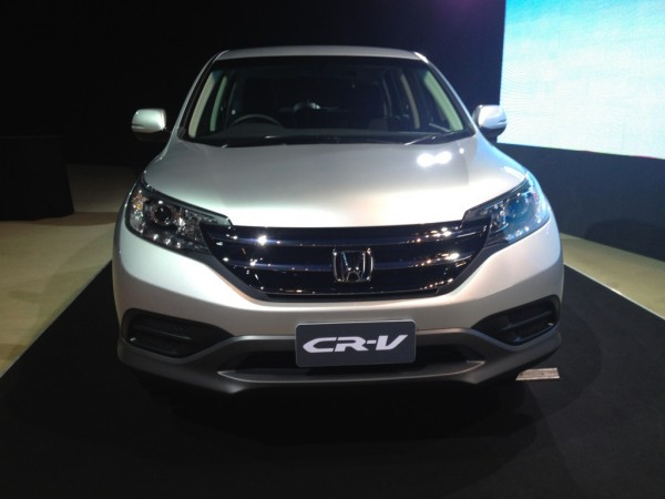 CRV ด้านหน้า ตะแกรงใหญ่ภูมิฐานขึ้น ไฟยังโฉบเฉี่ยวเหมือนเดิม CRV ด้านหน้า ตะแกรงใหญ่ภูมิฐานขึ้น ไฟยังโฉบเฉี่ยวเหมือนเดิม